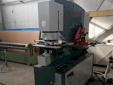 Frontansicht der Durma IW 80/150 BTD Maschine