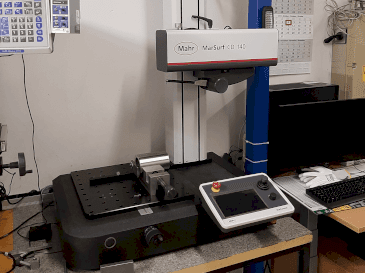 Frontansicht der MAHR MarSurf CD 140 Maschine
