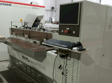 Frontansicht der OMAL Insert 1300  Maschine