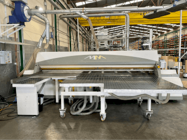 Frontansicht der MACMAZZA Top Saw Maschine