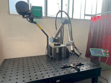 Frontansicht der MIGATRONIC PI 350 AC/DC Maschine