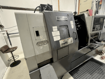 Frontansicht der Hyundai Kia SKT 28 LM  Maschine