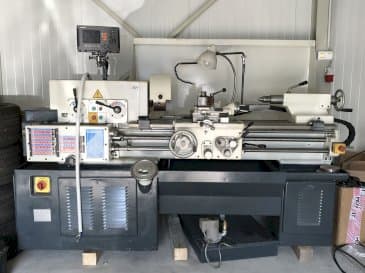 Frontansicht der TOS JSV-18RA Maschine