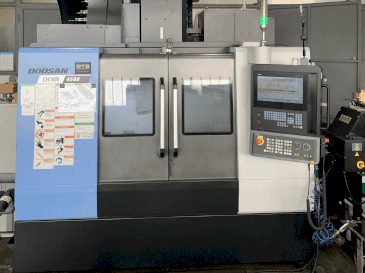 Frontansicht der DOOSAN DNM 4500  Maschine