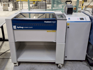 Frontansicht der EPILOG Laser Fusion Ege 12 30watt fiber  Maschine