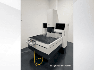 Frontansicht der ZEISS 0-inspect Maschine