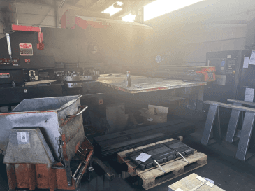 Frontansicht der AMADA PEGA 306072 2000MM  Maschine