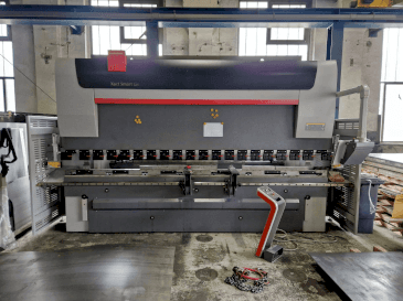 Frontansicht der Bystronic Xact Smart 225/4100  Maschine