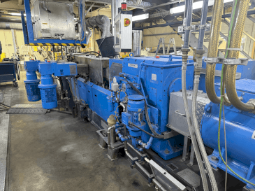 Frontansicht der COPERION ZSK 50 MCC+ Maschine