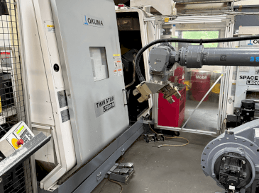 Frontansicht der Okuma Twinstar LT300-M  Maschine