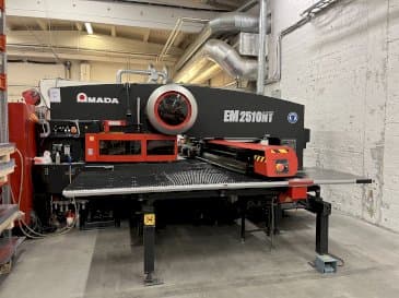 Frontansicht der AMADA EM2510NT  Maschine