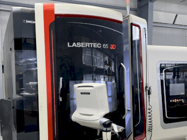Frontansicht der DMG MORI LASERTEC 65 3D Hybrid Maschine