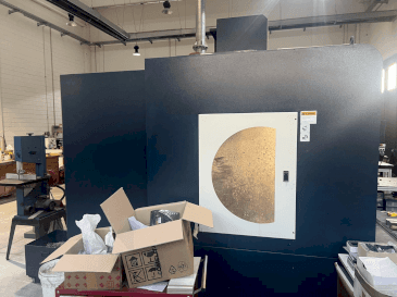 Frontansicht der Johnford Dart VMC 1000A HI TECH  Maschine