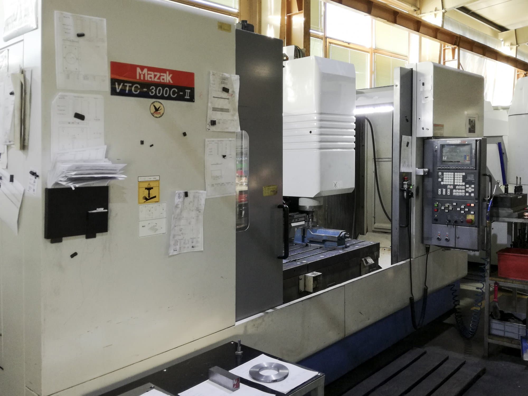 Linke Ansicht der Mazak VTC-300C Maschine
