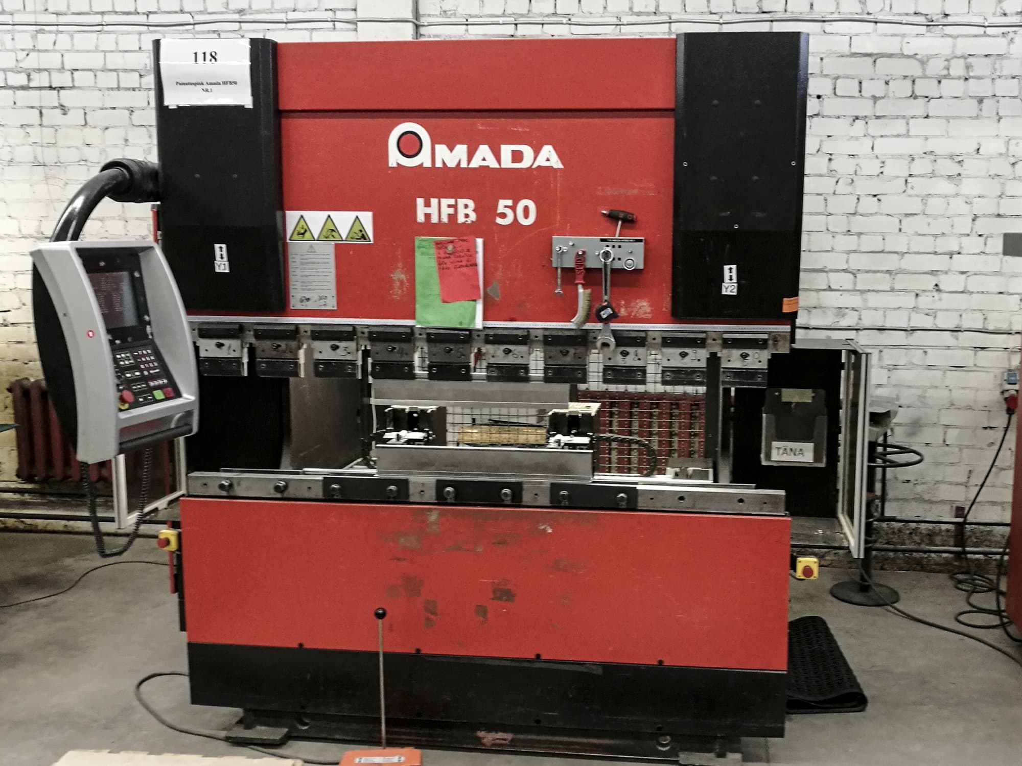 Frontansicht der AMADA HFB 50 Maschine