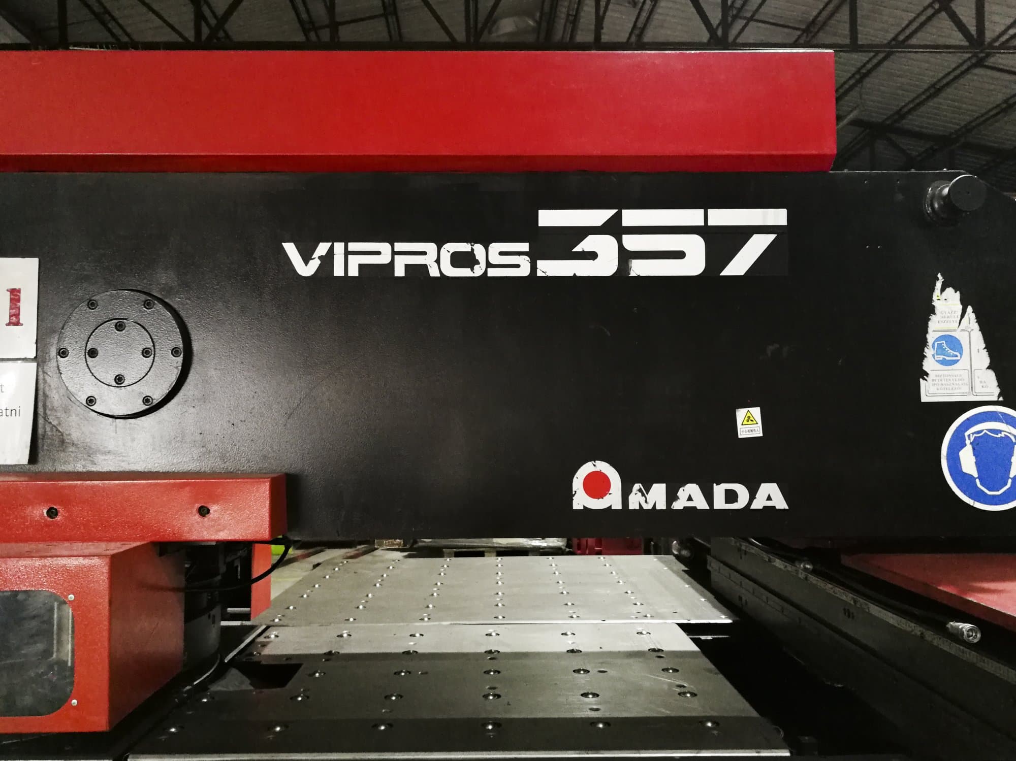 Frontansicht der AMADA Vipros 357 Maschine