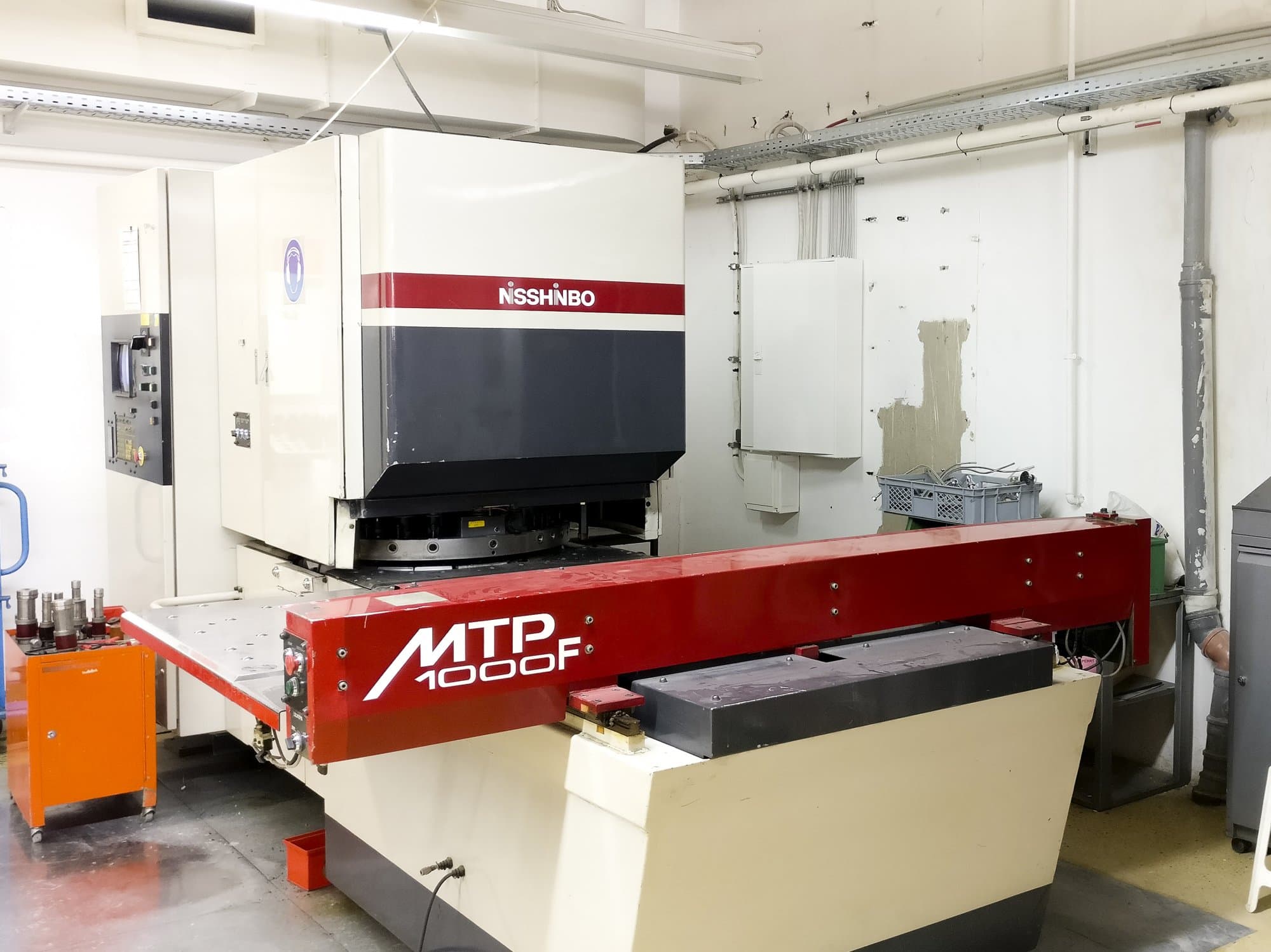 Linke Ansicht der Nisshinbo MTP-1000F Maschine