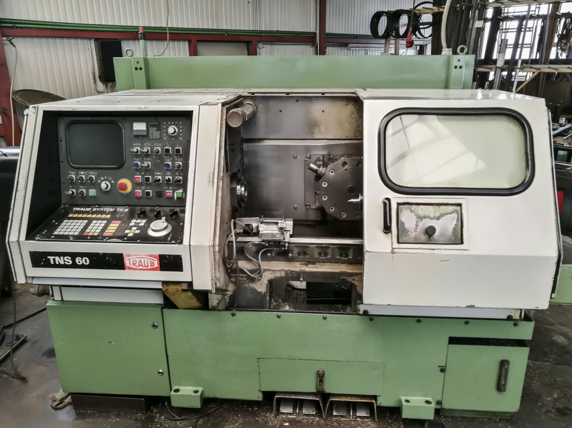 Frontansicht der TRAUB TNS 60 Maschine