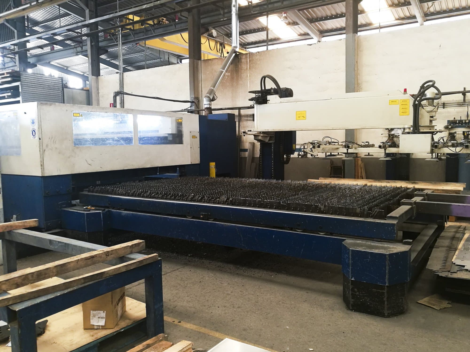 Linke Ansicht der Trumpf Trumatic L4030 Maschine