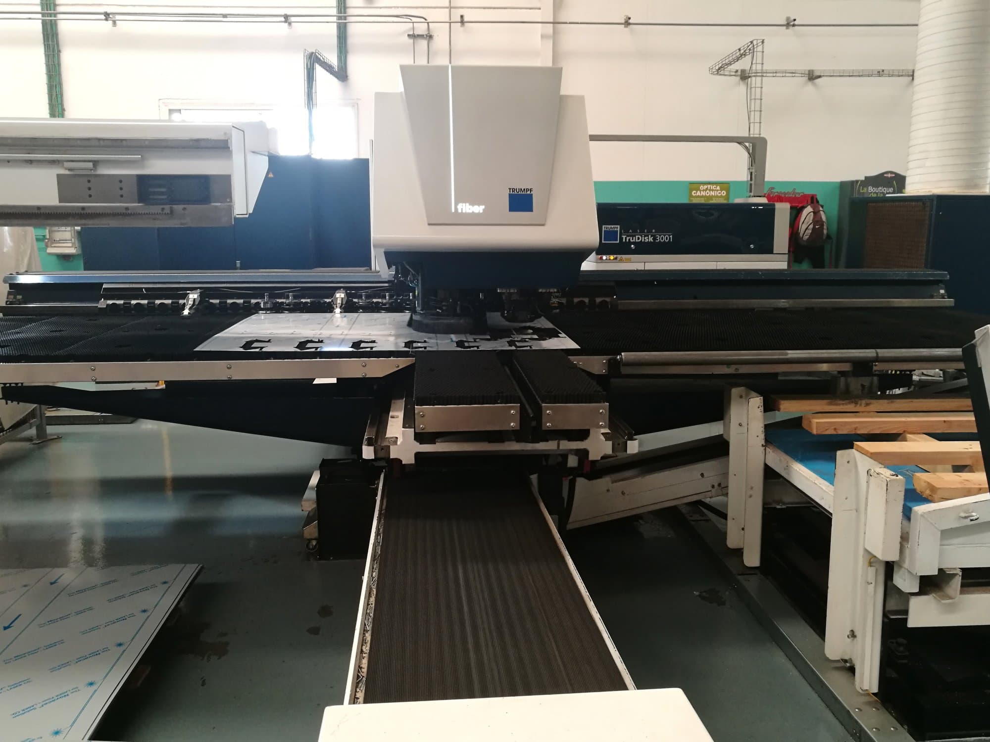 Frontansicht der Trumpf TruMatic 3000 fiber (K04) Maschine