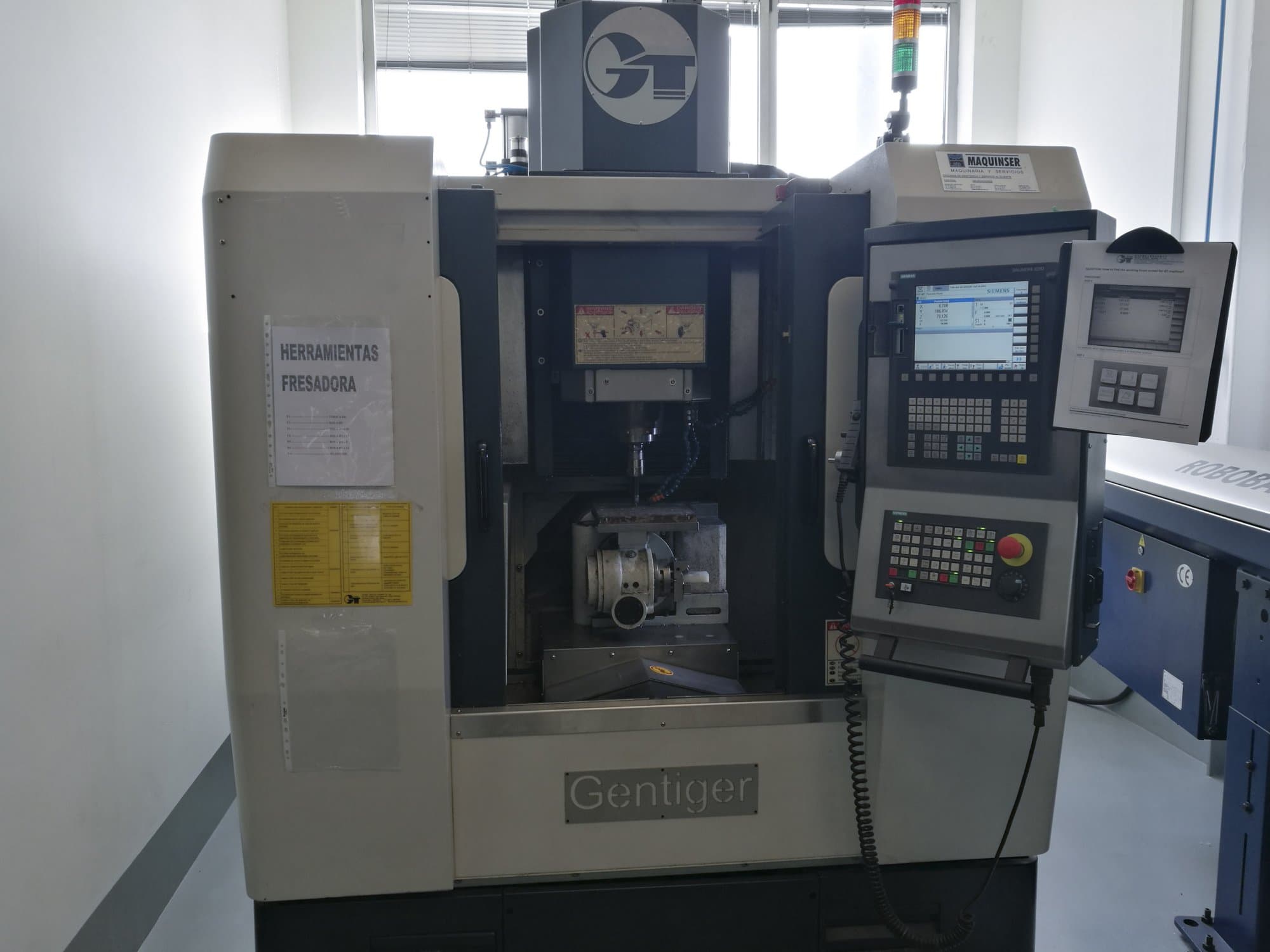 Frontansicht der GENTIGER GT-45-5AX Maschine