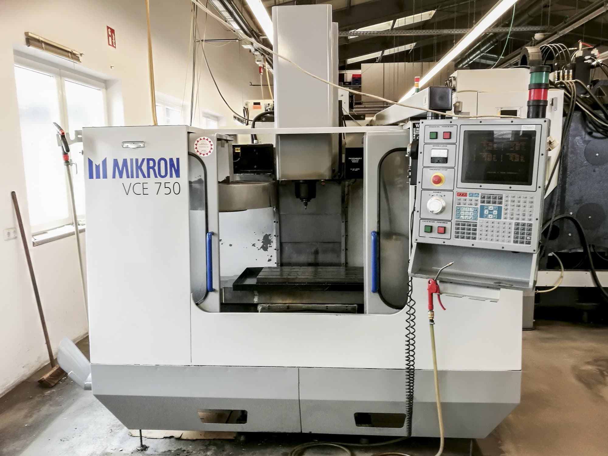 Frontansicht der HAAS VCE 750 Maschine
