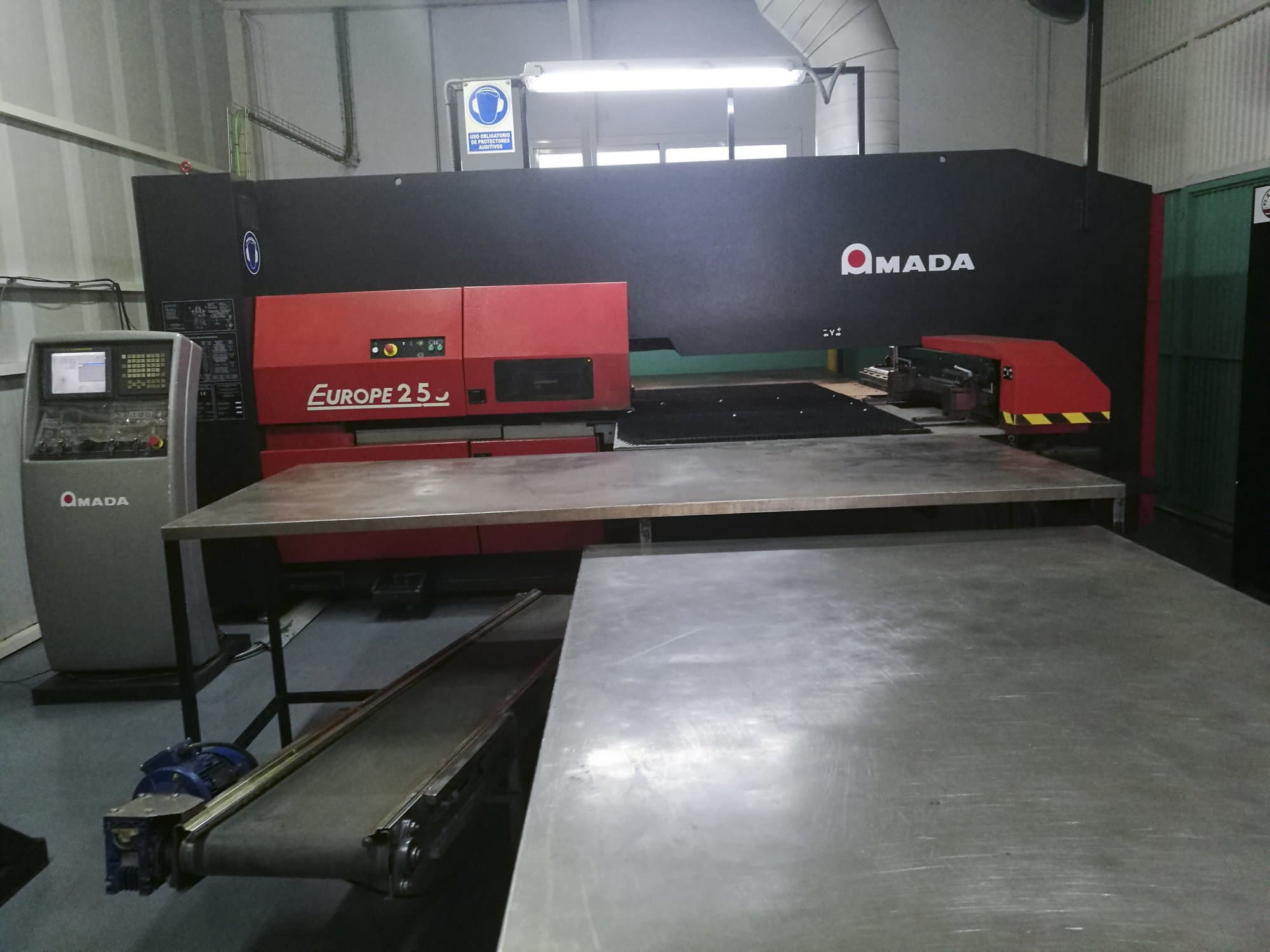Frontansicht der AMADA EUROPE 255 Maschine