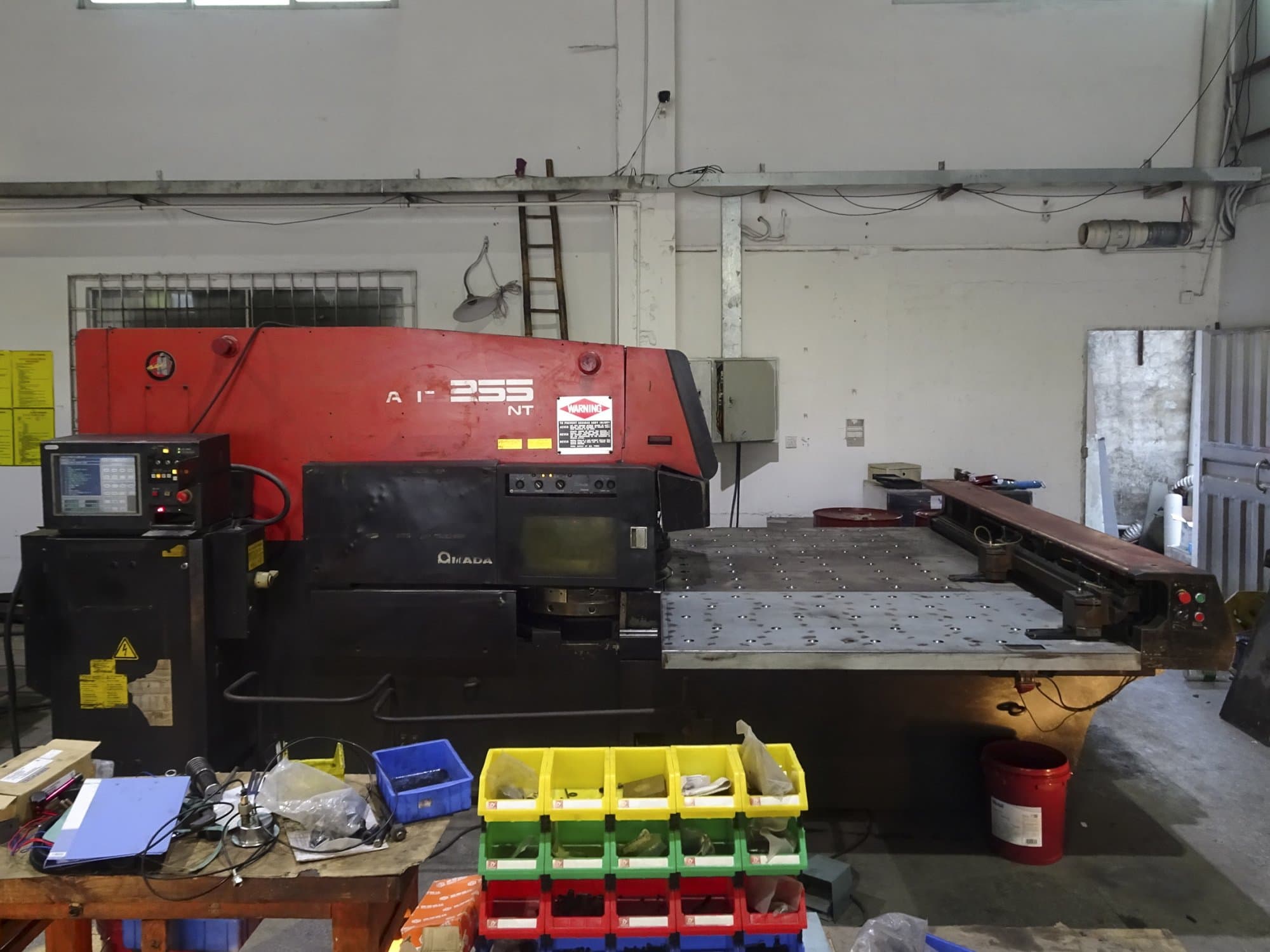 Frontansicht der AMADA ARIES 255NT Maschine