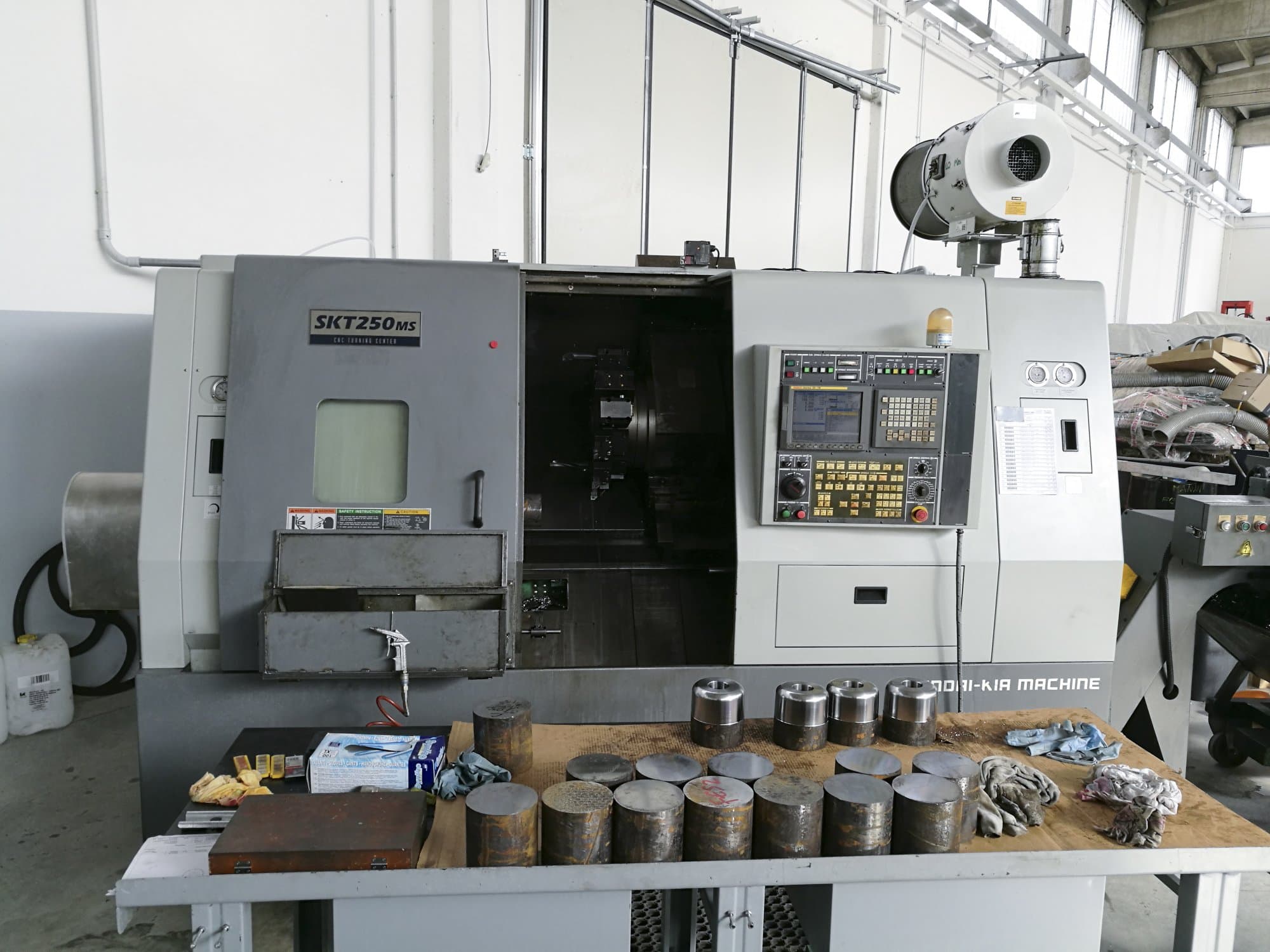 Frontansicht der Hyundai Kia SKT 250 MS Maschine