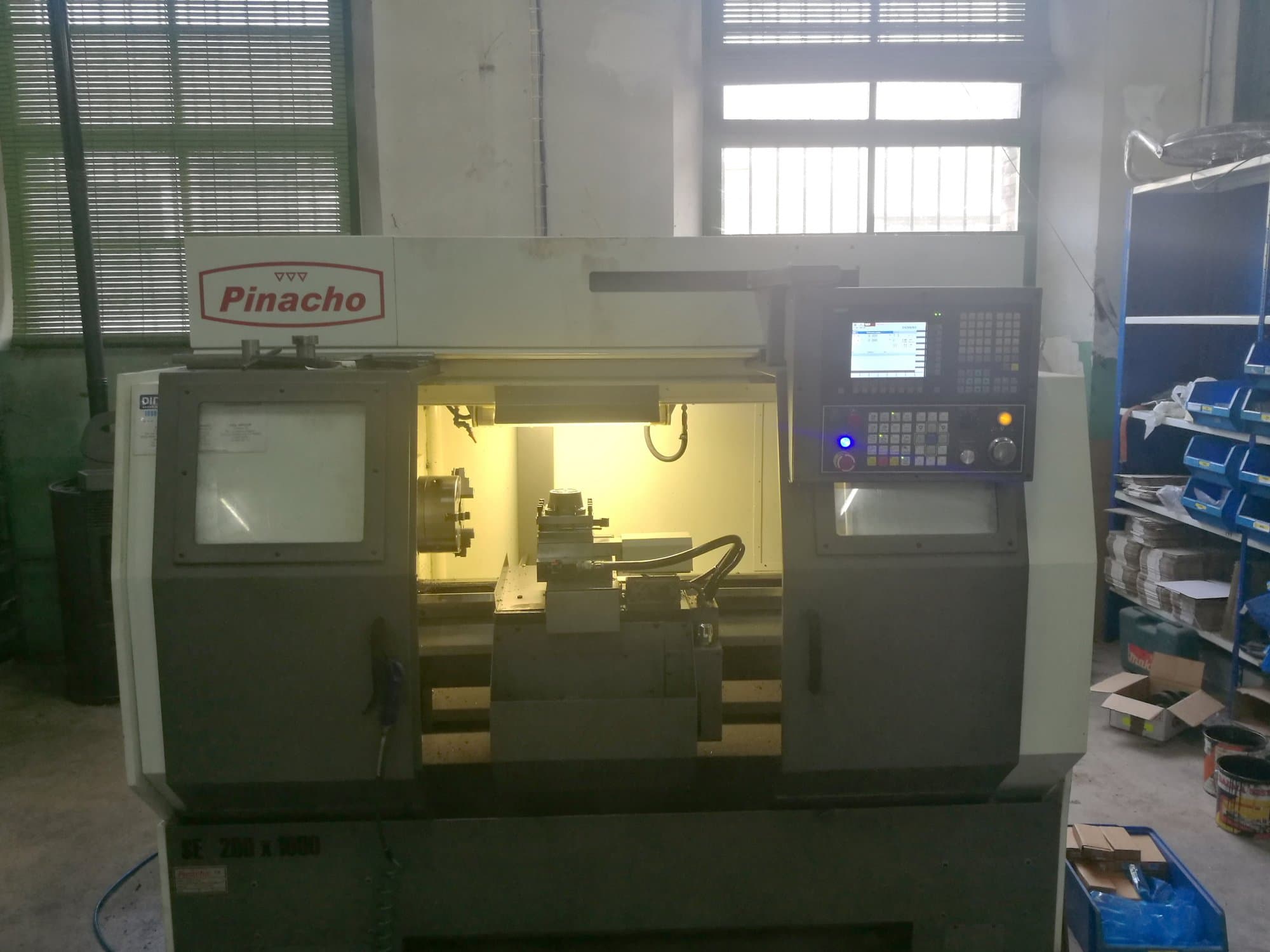 Frontansicht der Pinacho SE-200 Maschine