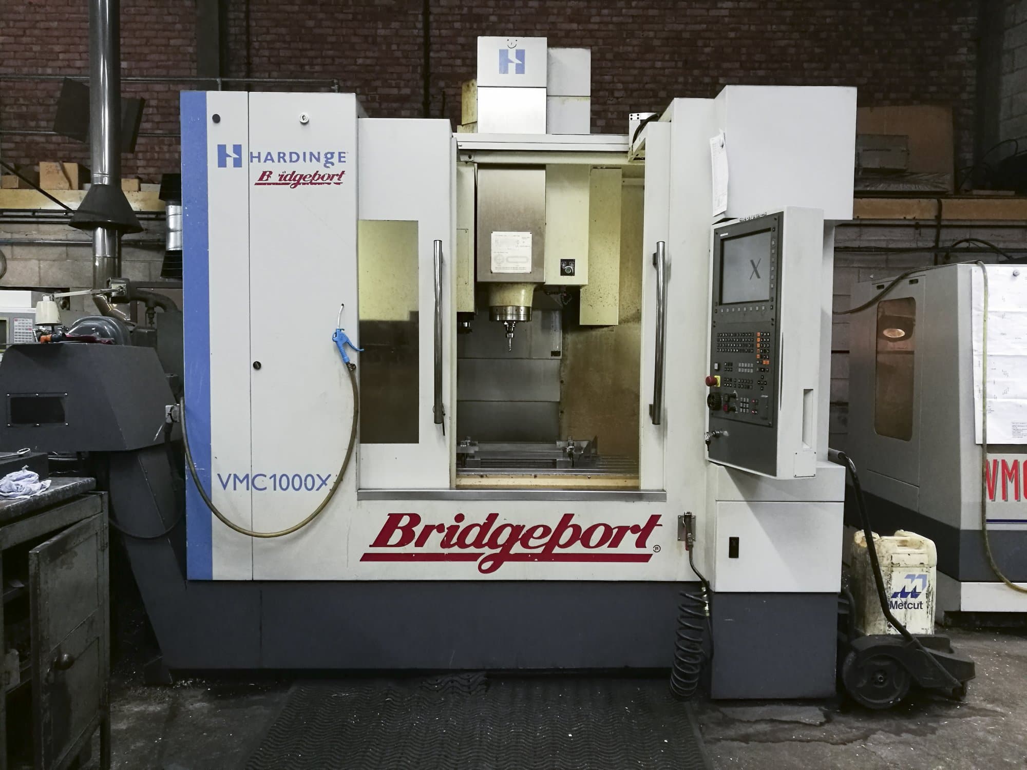Frontansicht der Bridgeport VMC XP3-1000 Maschine