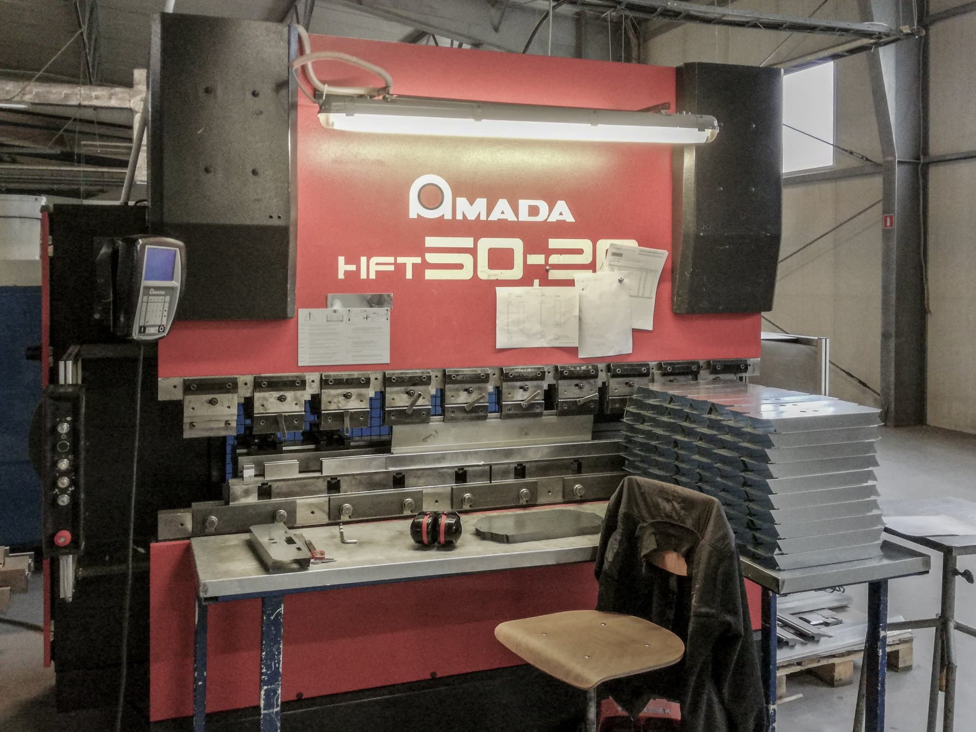 Vorderansicht der AMADA HFT 50-20 Maschine