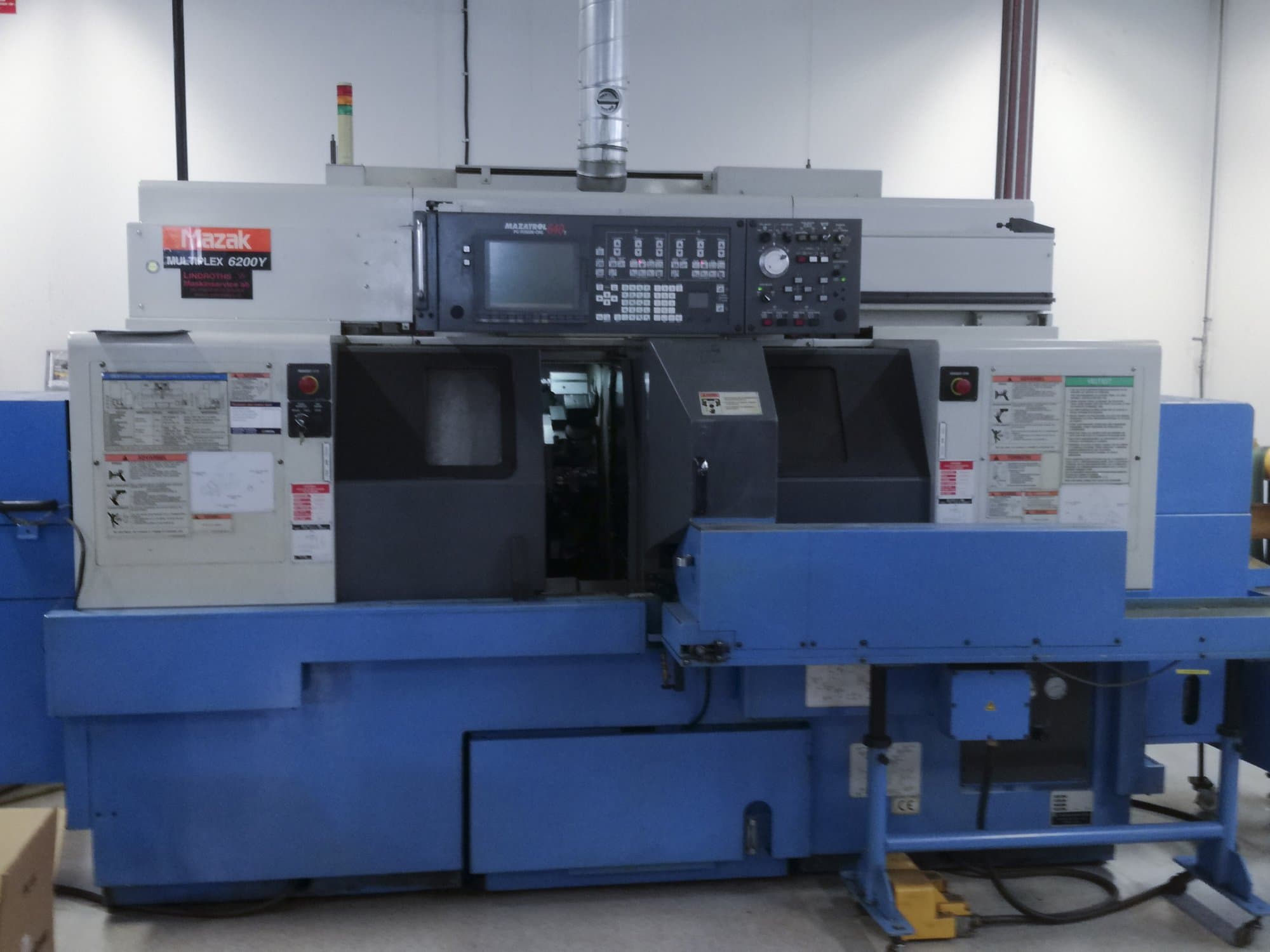 Frontansicht der Mazak Multiplex 6200Y Maschine