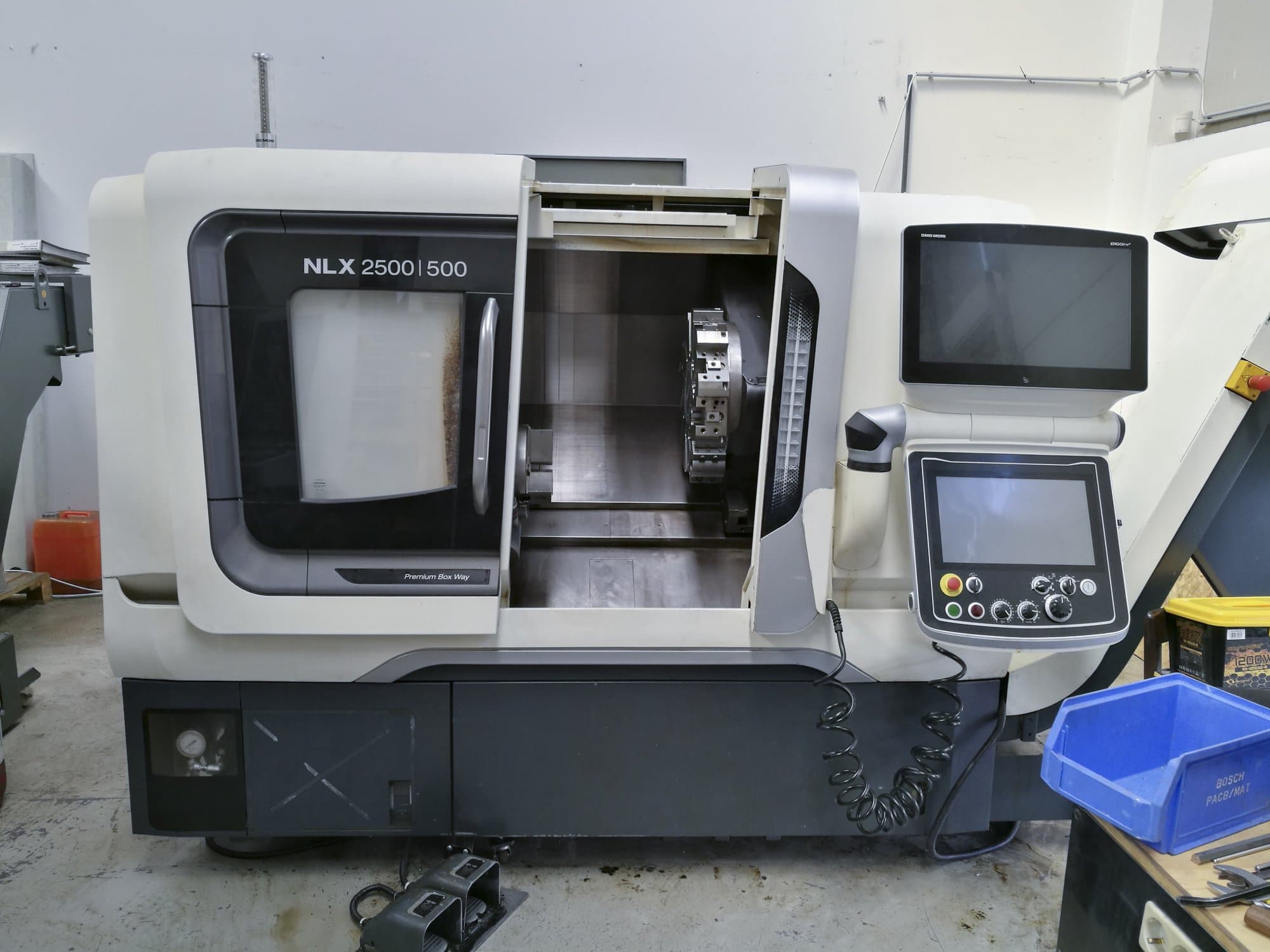 Frontansicht der DMG MORI NLX 2500/500 Maschine