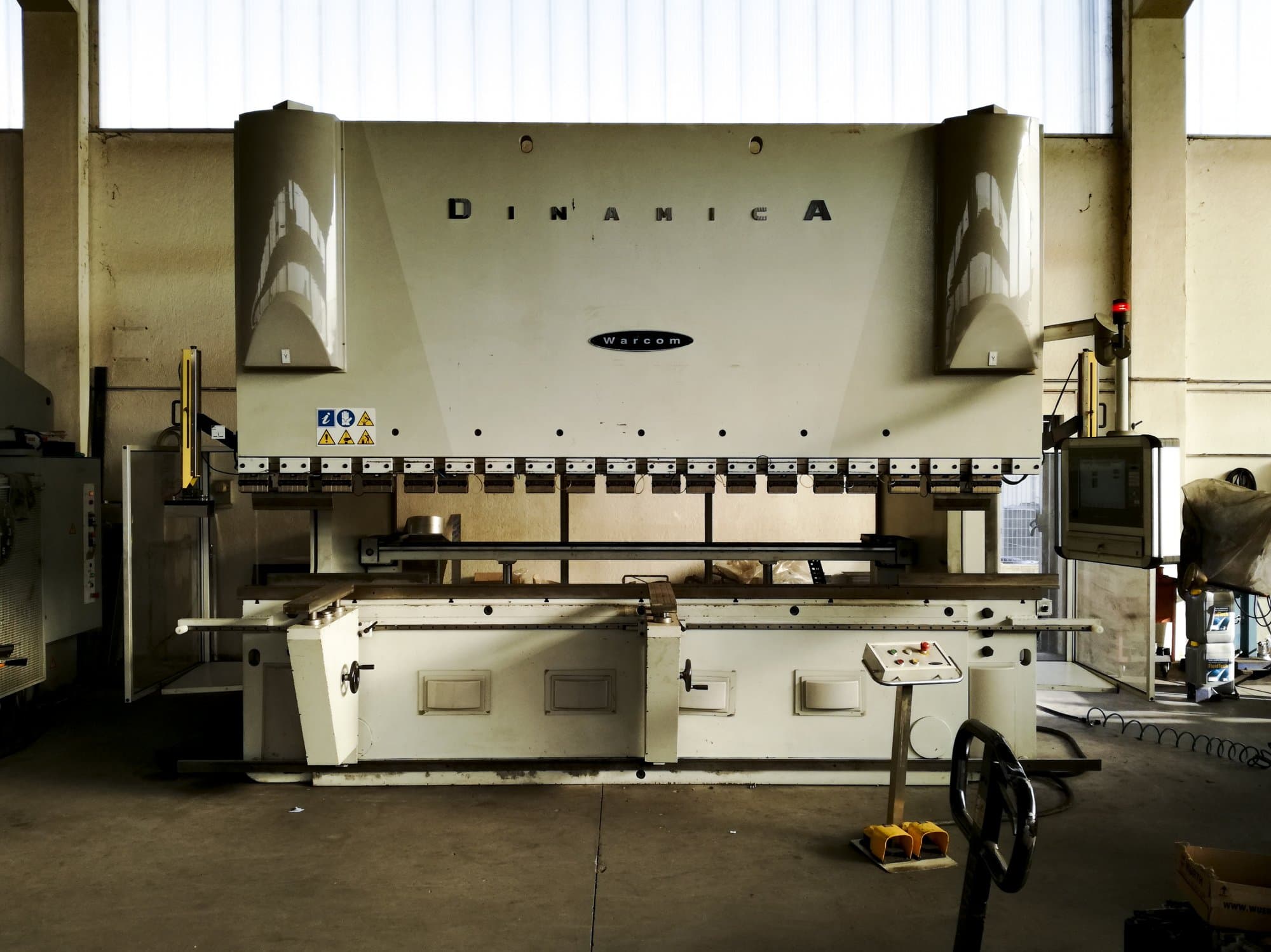 Frontansicht der Warcom DINAMICA 320·40 Maschine