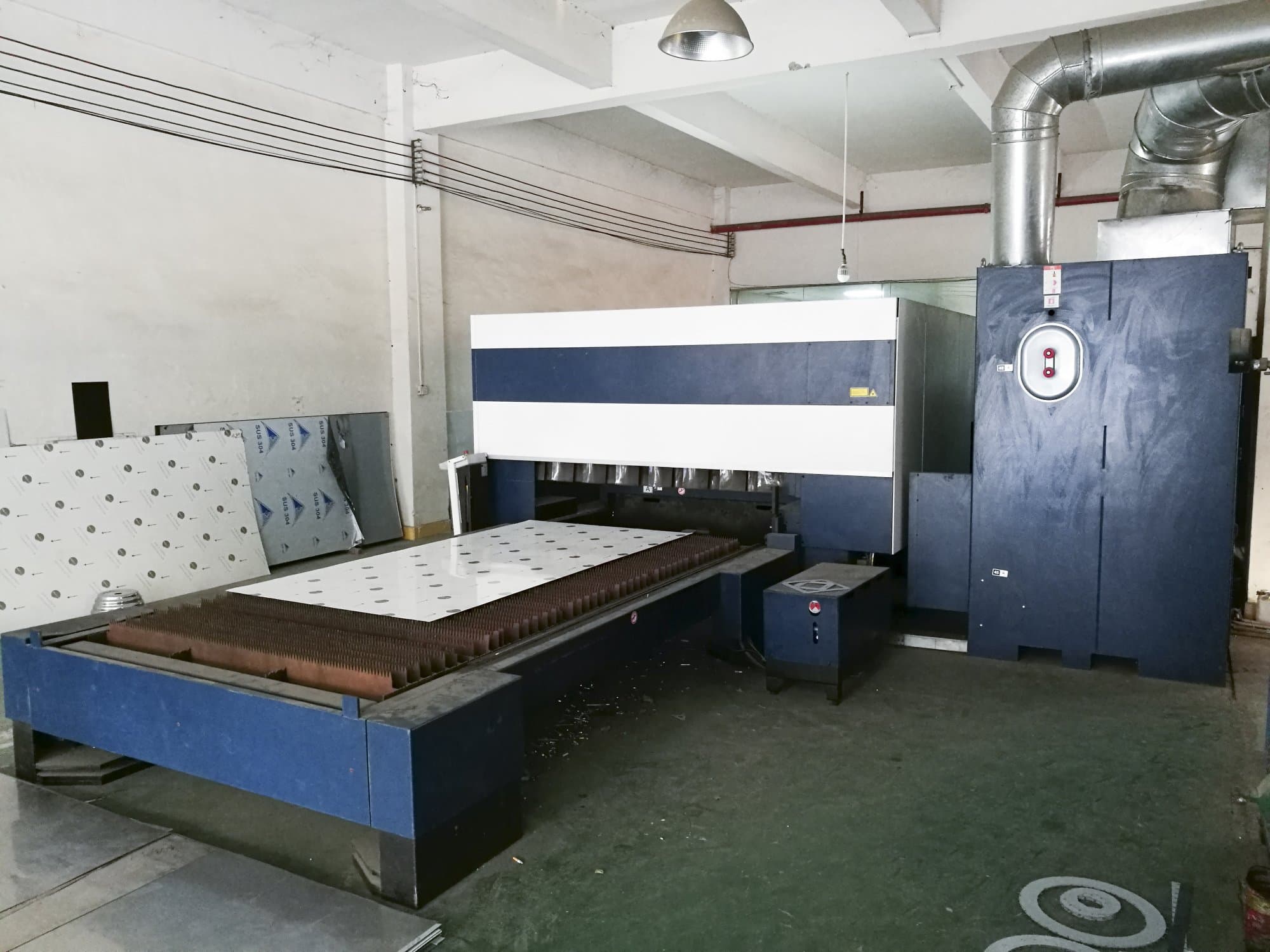 Rechte Tischansicht der Trumpf TruLaser 3030 Maschine