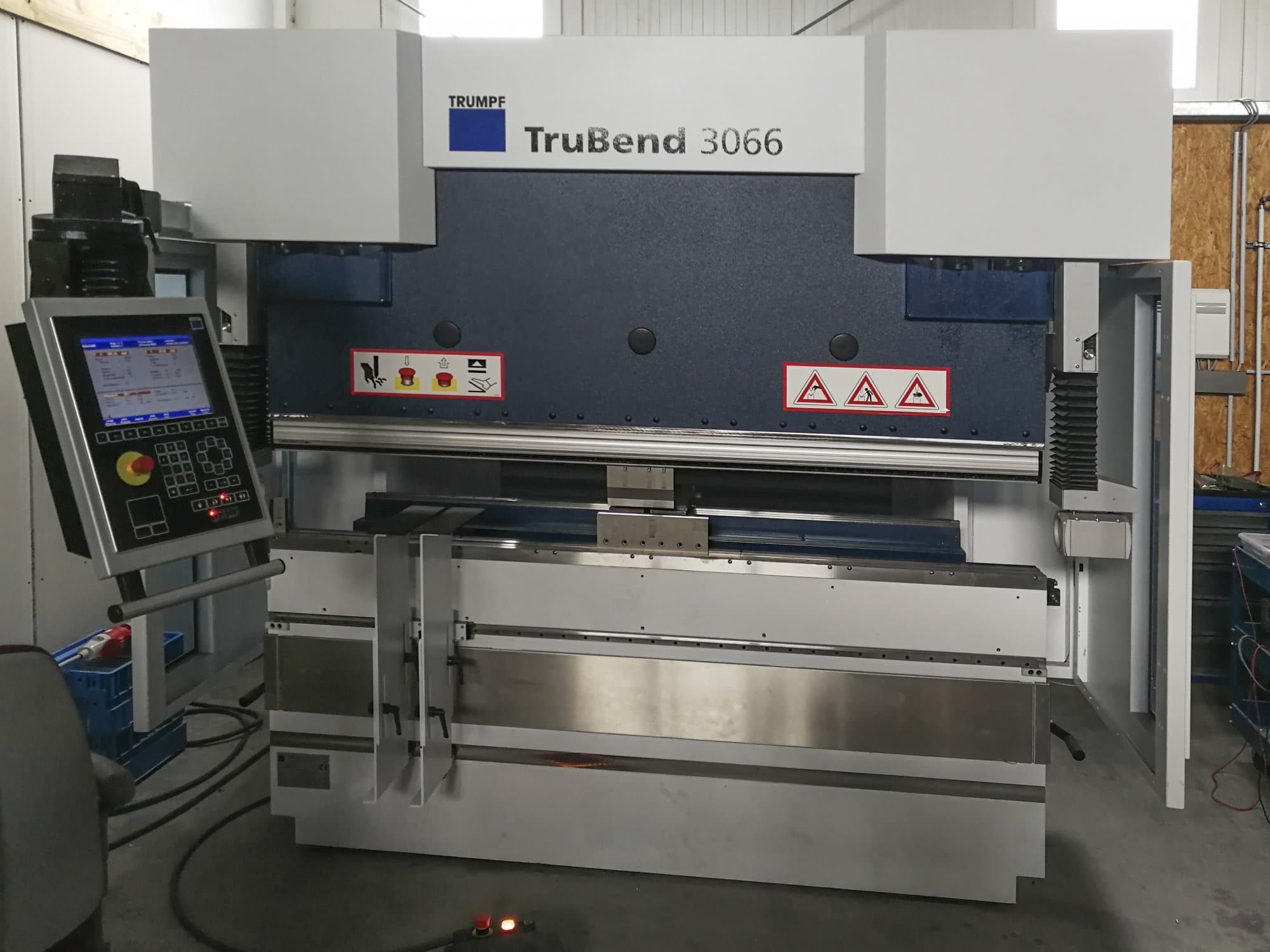 Vorderansicht der Trumpf TruBend 3066 Maschine