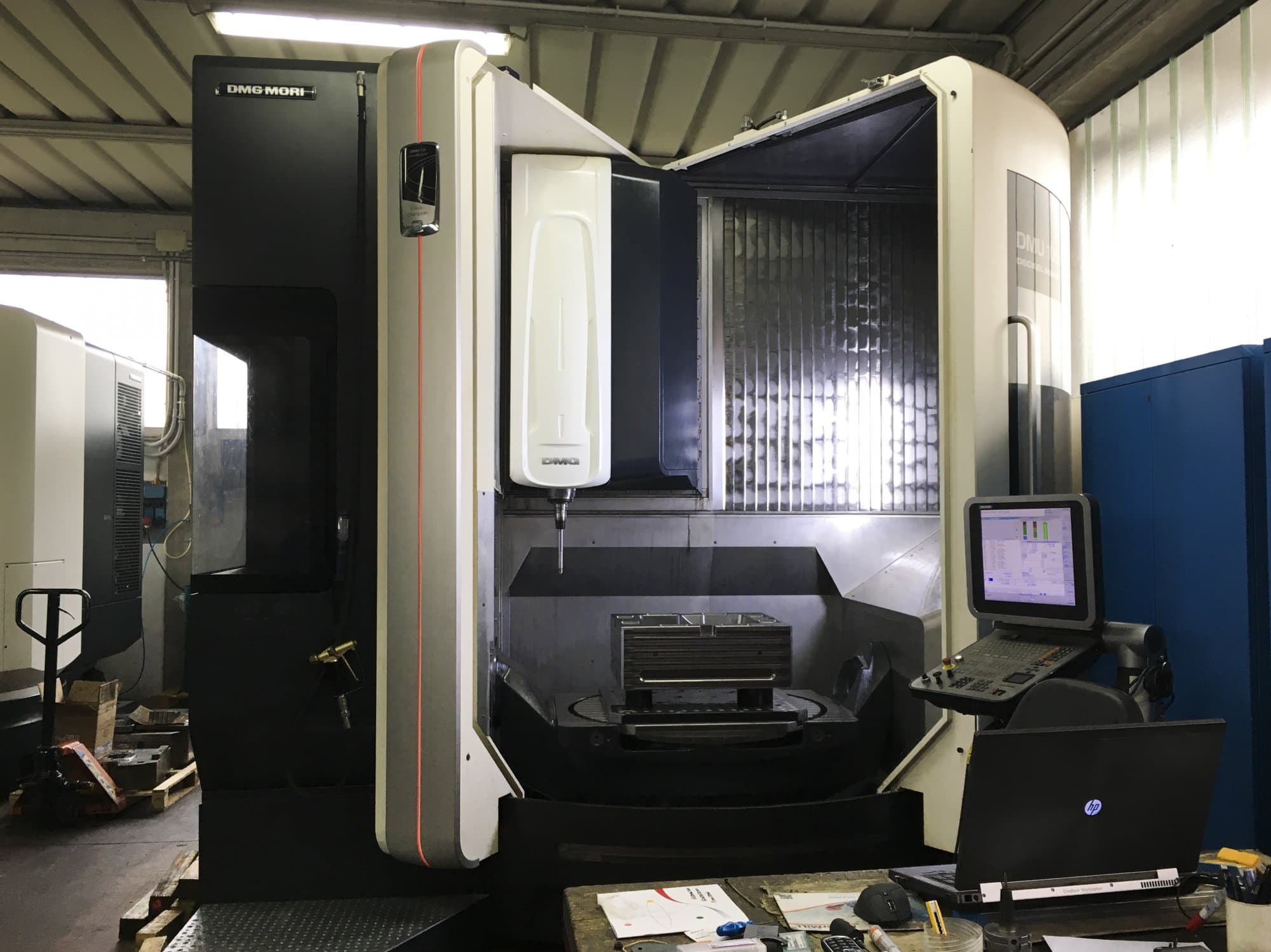 Frontansicht 1 der DMG MORI DMU 105 monoBLOCK Maschine