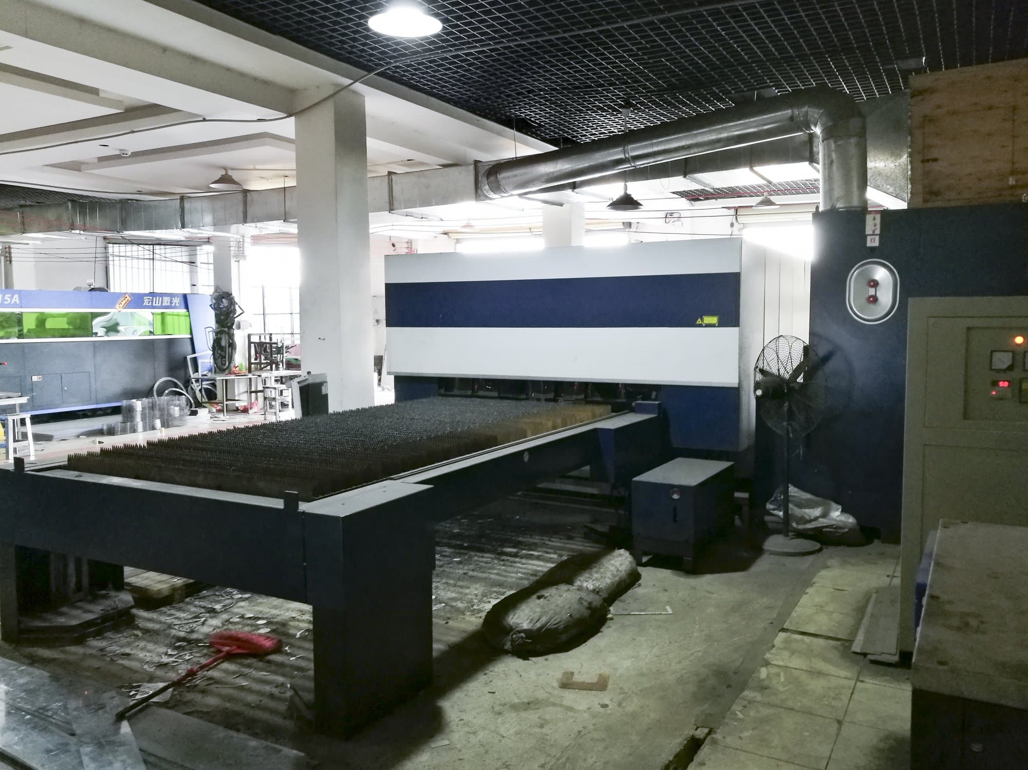 Tischansicht der Trumpf TruLaser 3030 Maschine