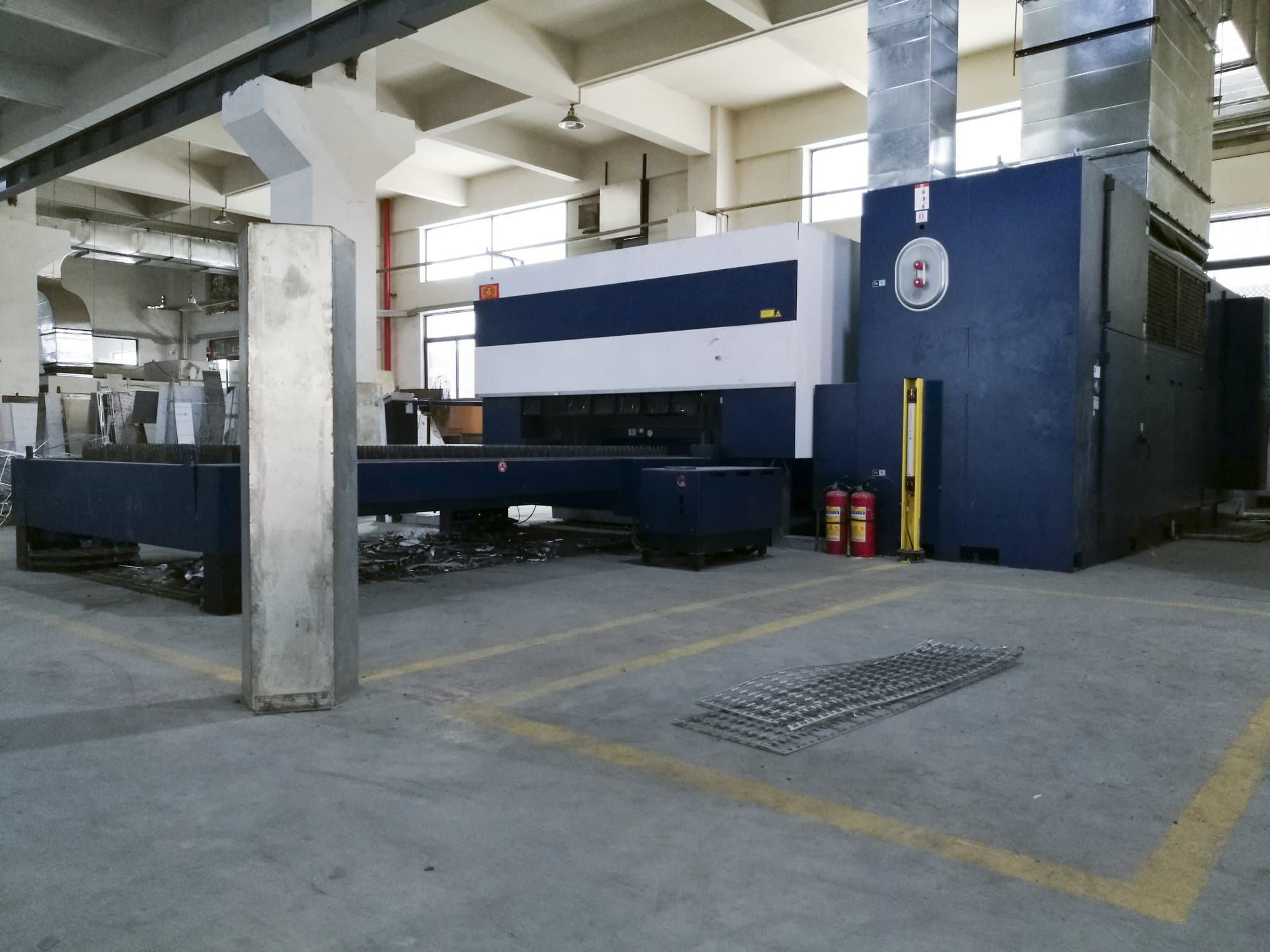 Rechte Tischansicht der Trumpf TruLaser 3030 Maschine