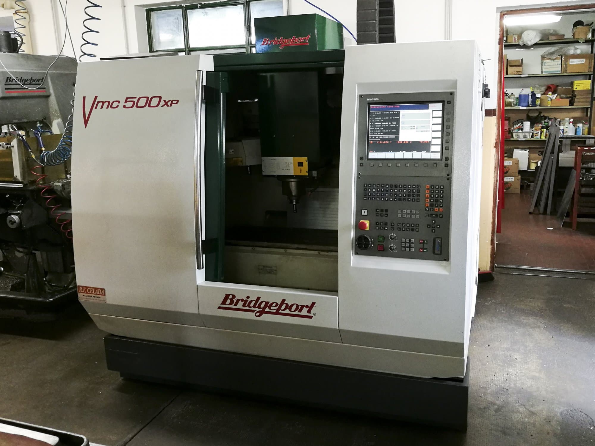 Frontansicht der Bridgeport VMC 500 XP Maschine