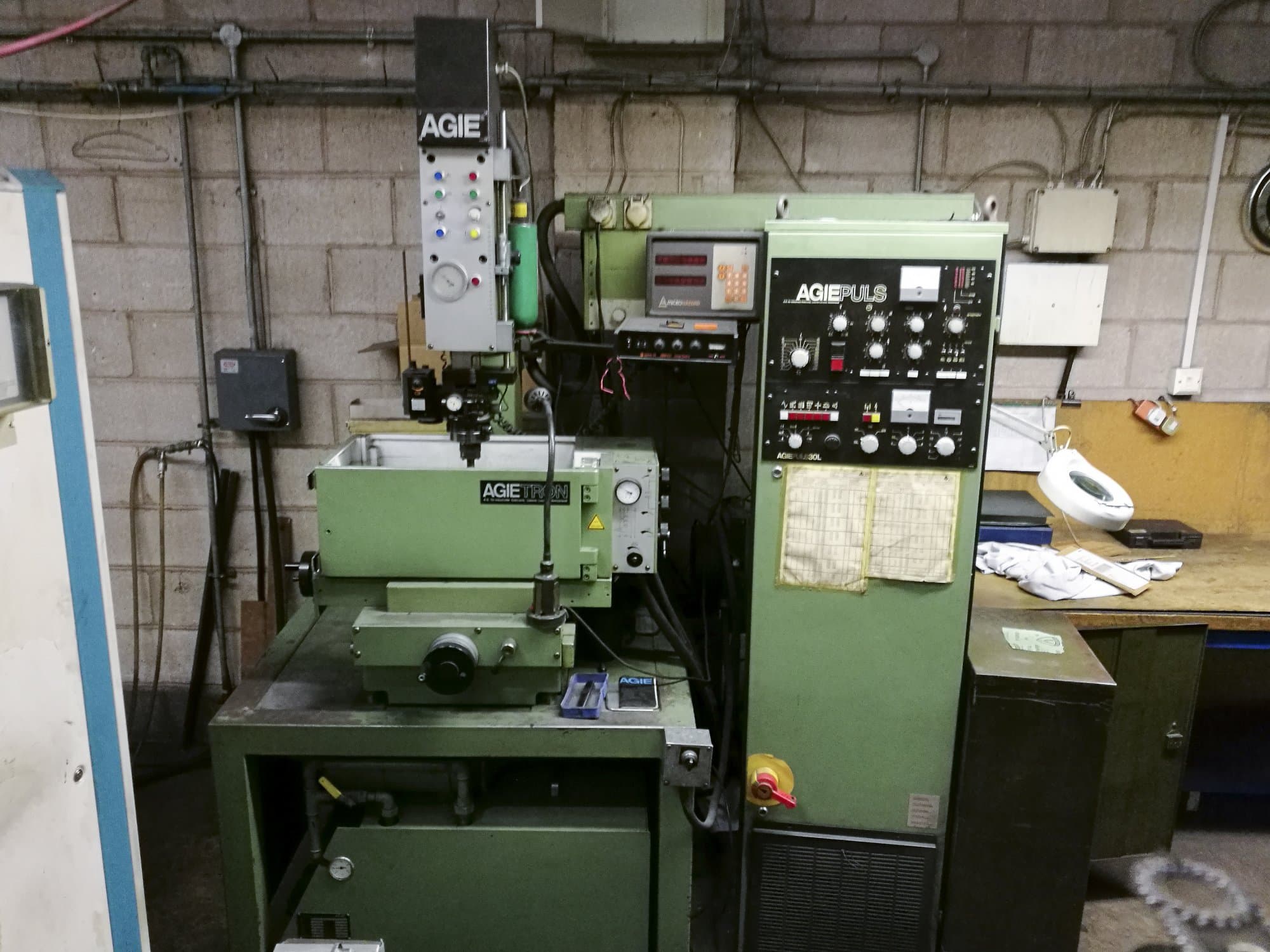 Linke Ansicht der AGIE EMT 110 Maschine