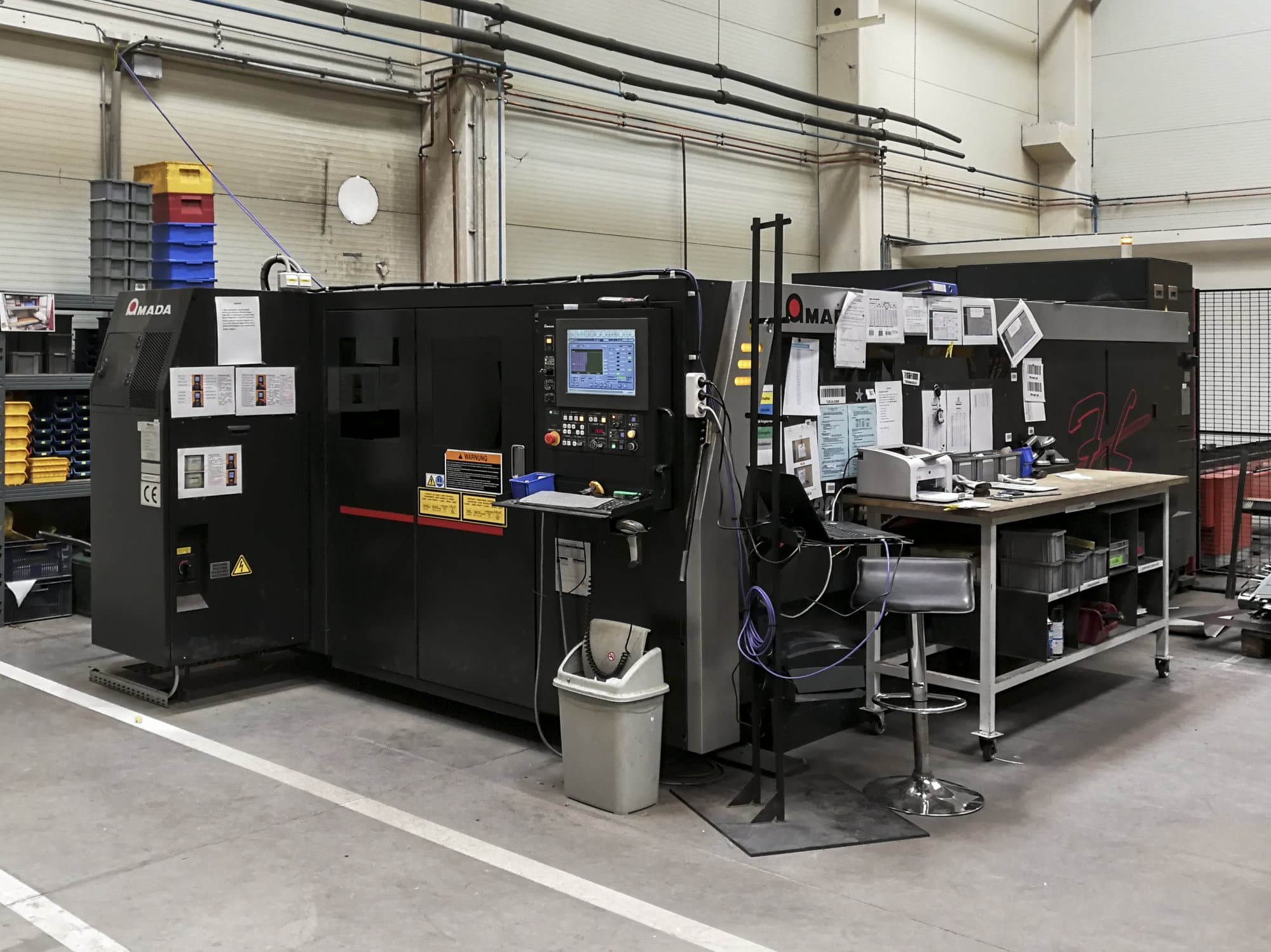 Rechte Ansicht der AMADA LCG-3015 AJ Maschine