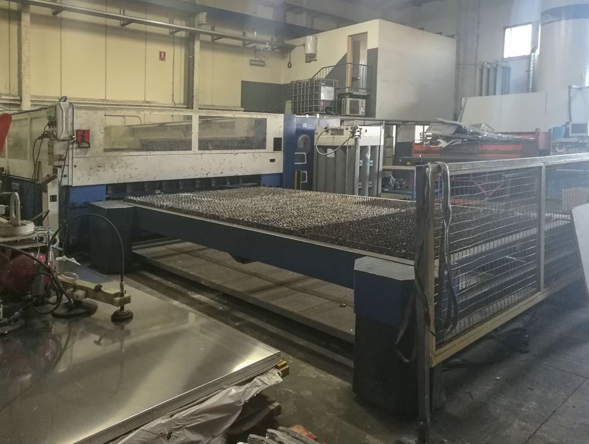 Linke Ansicht der Trumpf Trumatic L4030 Maschine