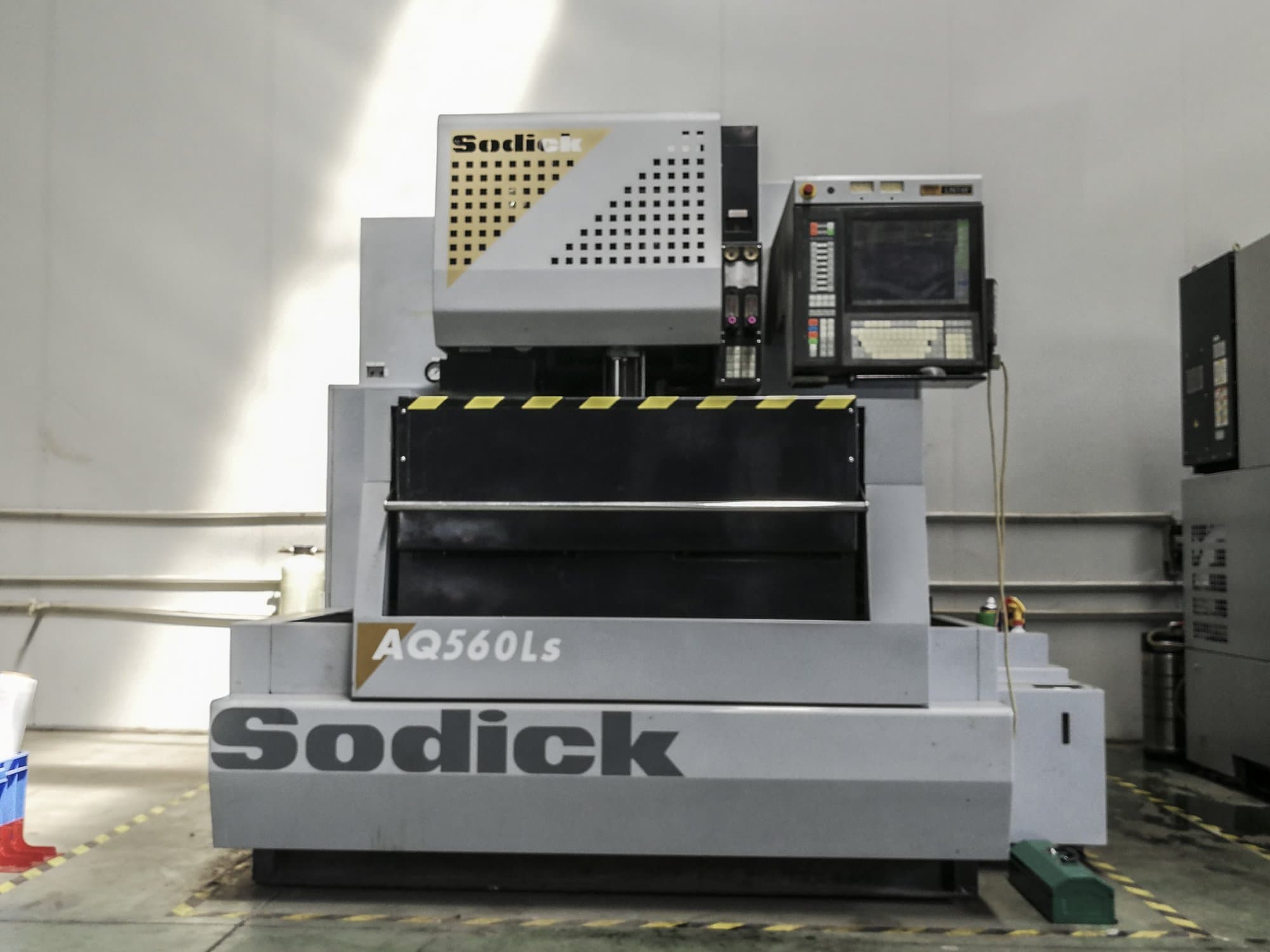 Frontansicht der Sodick AQ560LS Maschine