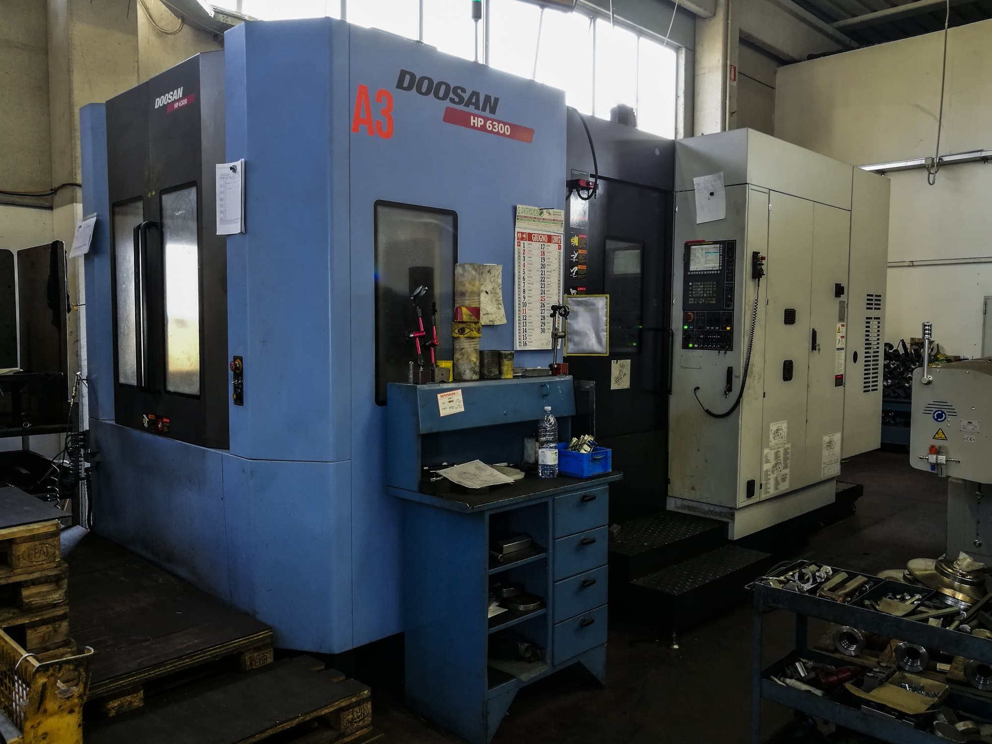 Linke Ansicht der Doosan HP 6300 Maschine