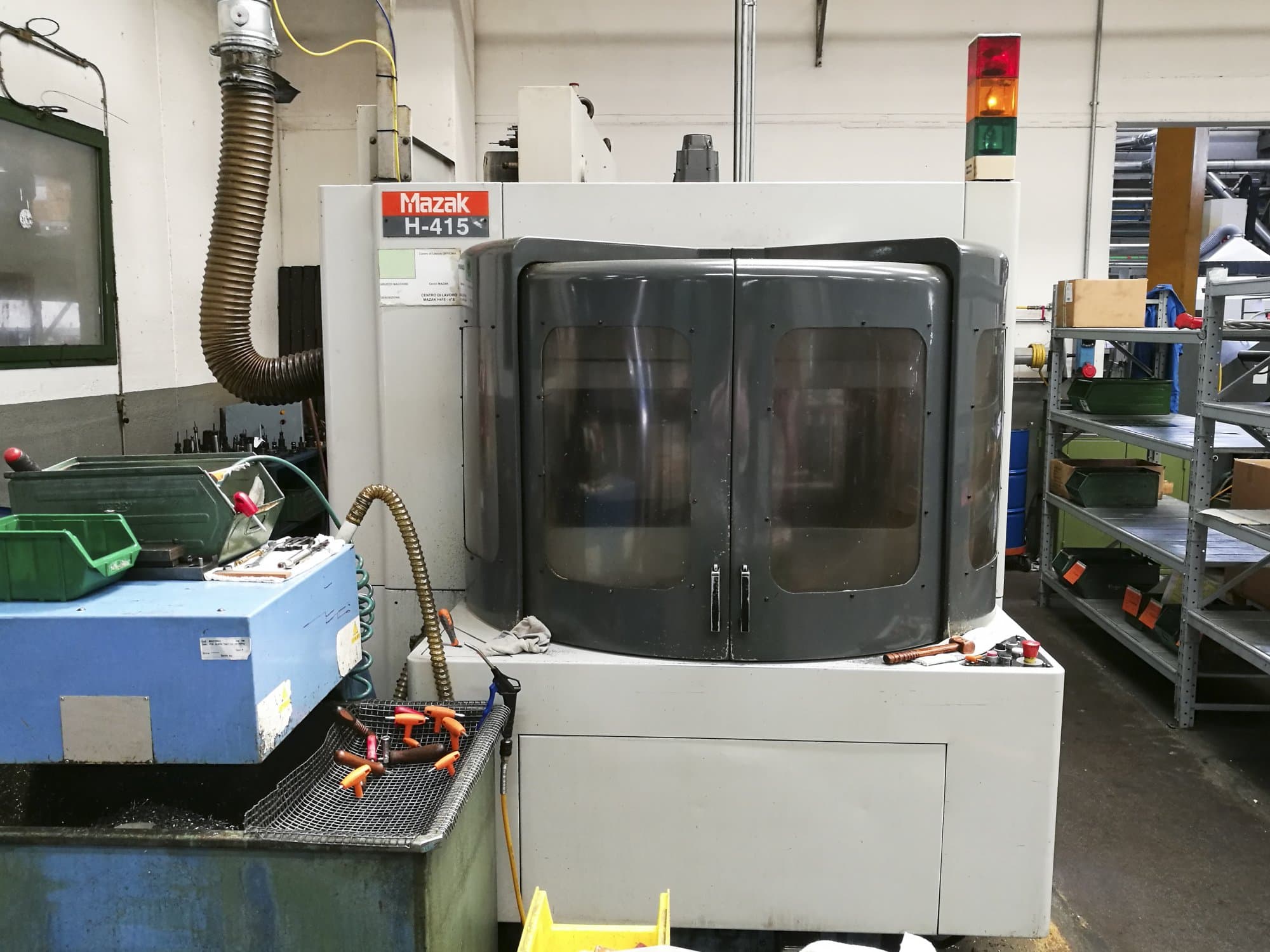 Frontansicht der Mazak H-415 Maschine