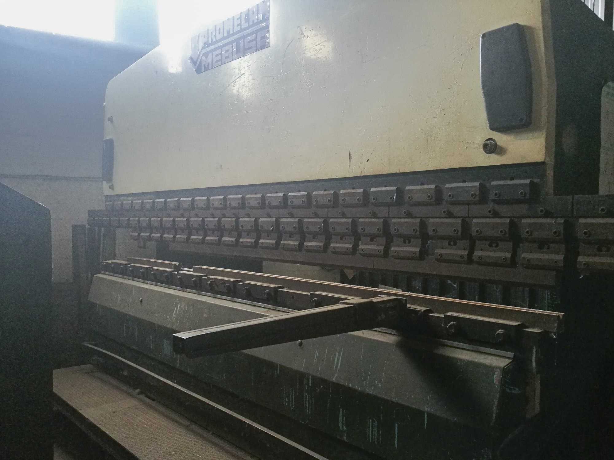 Rechte Ansicht 1 der PROMECAM MEBUSA RG 204 Maschine