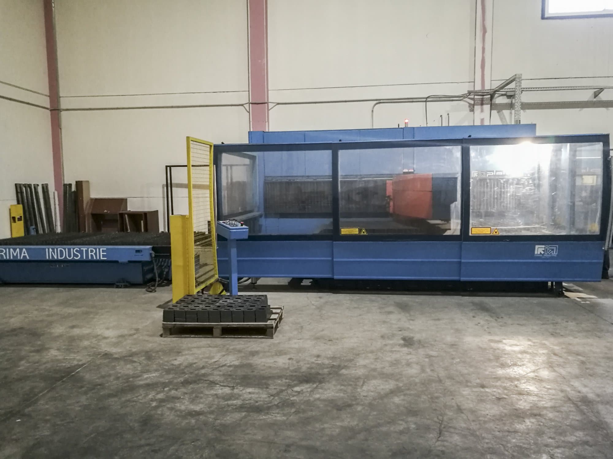 Rechte Seitenansicht der Prima Power Platino 1530 Maschine