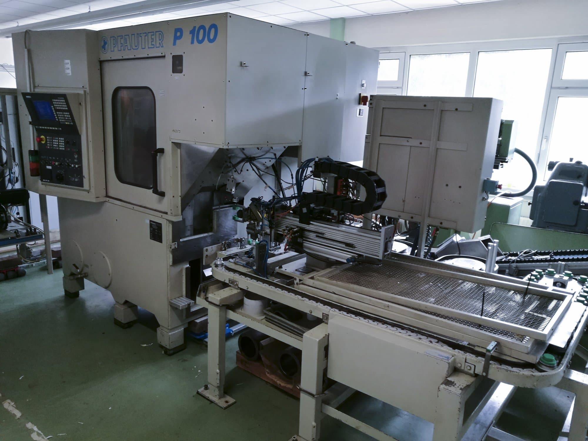 Frontansicht der GLEASON-PFAUTER P100 Maschine